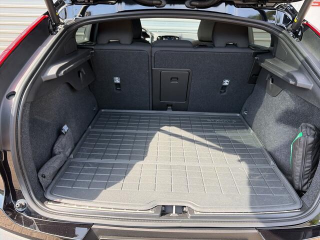 Volvo EC40 Twin Motor Ultra Black Edition 82 kWh / Treeplanken / Trekhaak / 360 Camera / Harman/Kardon / Panorama dak /