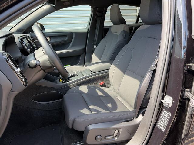 Volvo EC40 Twin Motor Ultra Black Edition 82 kWh / Treeplanken / Trekhaak / 360 Camera / Harman/Kardon / Panorama dak /