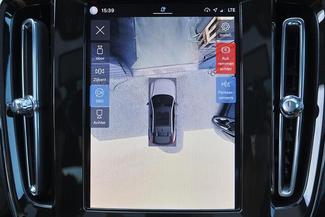 Volvo EC40 Extended Range Plus Black Ed. 82 kWh - Panoramadak - IntelliSafe Assist & Surround - 360º Camera - Verwarmde voorstoelen, stuur & achterbank - Parkeersensoren voor & achter - Elektr. bedienb. bestuurdersstoel met geheugen - Draadloze tel. lader - Warmtepo
