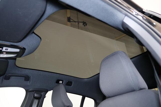 Volvo EC40 Extended Range Ultra Black Ed. 82 kWh - Panoramadak - IntelliSafe Assist & Surround - 360º Camera - Harman/Kardon audio - Verwarmde voorstoelen, stuur & achterbank - Parkeersensoren voor & achter - Elektr. bedienb. voorstoelen met geheugen links - Draadloze tel. lader - Warmtepomp - Extra getint glas - 20' LMV