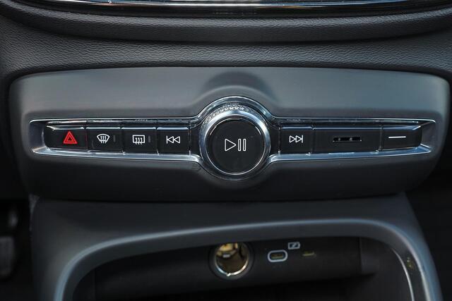 Volvo EC40 Extended Range Ultra Black Ed. 82 kWh - Panoramadak - IntelliSafe Assist & Surround - 360º Camera - Harman/Kardon audio - Verwarmde voorstoelen, stuur & achterbank - Parkeersensoren voor & achter - Elektr. bedienb. voorstoelen met geheugen links - Draadloze tel. lader - Warmtepomp - Extra getint glas - 20' LMV
