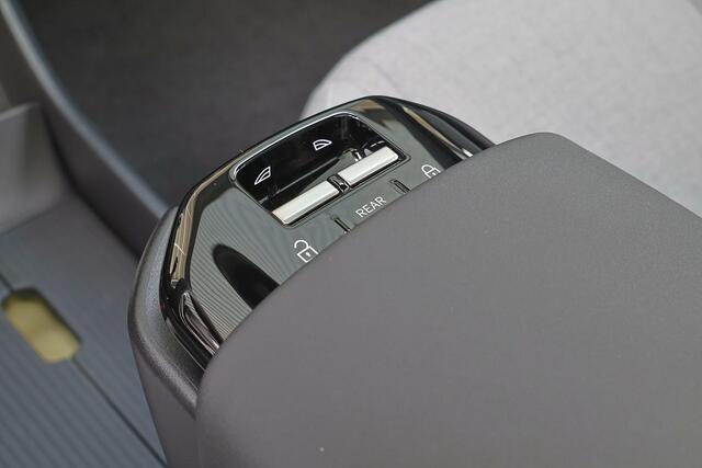 Volvo EX30 Performance Ultra Dark 69 kWh - Panoramadak - Climate Pack - 360º Camera - Harman/Kardon audio - Parkeersensoren voor & achter - 19' LMV