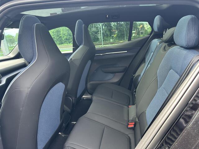 Volvo EX30 Single Motor Extended Range Ultra 69 kWh / Pano. dak / Elek. verstelbare stoelen / Stoelen + stuur verwarmd / Harman Kardon / 360 camera /