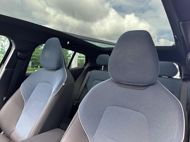 Volvo EX30 Single Motor Extended Range Ultra 69 kWh / Pano. dak / Elek. verstelbare stoelen / Stoelen + stuur verwarmd / Harman Kardon / 360 camera /