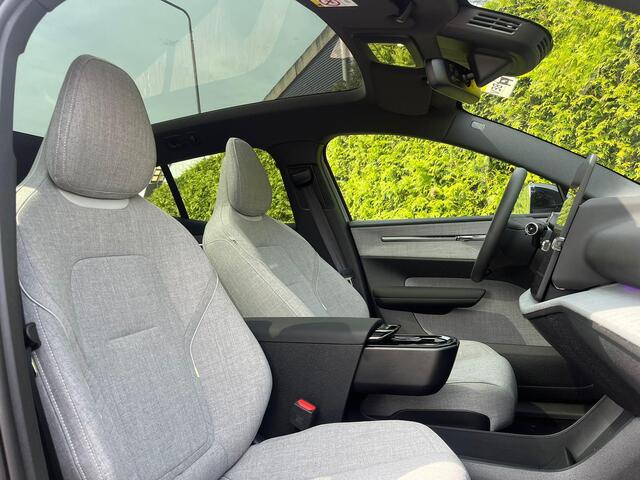 Volvo EX30 Extended Range Ultra | Panoramadak | 360 camera | Harman/Kardon | Getint Glas Achter | nieuw uit voorraad | LAAGSTEPRIJS garantie