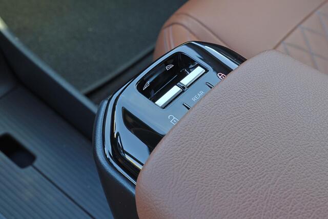 Volvo EX30 Single Motor Extended Range Plus 69 kWh Pilot Assist - Harman Kardon audio - Climate Pack - Lederen bekleding - All-season banden - Parkeercamera achter - Verwarmde voorstoelen - Parkeersensoren voor & achter - Draadloze tel. lader - Le 21' LMV - Keyless