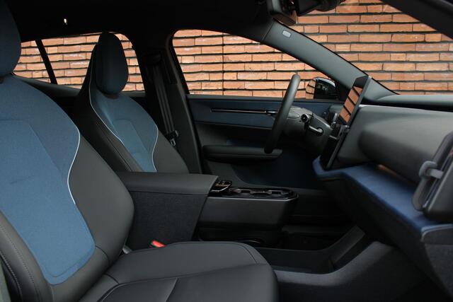 Volvo EX30 Single Motor Extended Range Plus | Incl. Volvo Verlengde garantie | Adaptieve Cruise Control | Pilot Assist | Harman/Kardon Audiosysteem | Parkeersensoren voor en achter | Parkeercamera achter | 20" Lichtmetalen velgen |