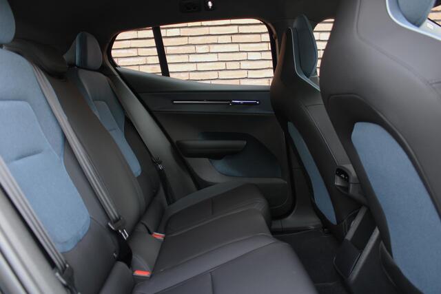 Volvo EX30 Single Motor Extended Range Plus | Incl. Volvo Verlengde garantie | Adaptieve Cruise Control | Pilot Assist | Harman/Kardon Audiosysteem | Parkeersensoren voor en achter | Parkeercamera achter | 20" Lichtmetalen velgen |