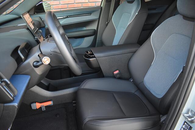 Volvo EX30 Single Motor Extended Range 272PK Plus 69 kWh | Climate | Cameleon tint | Harman & Kardon |