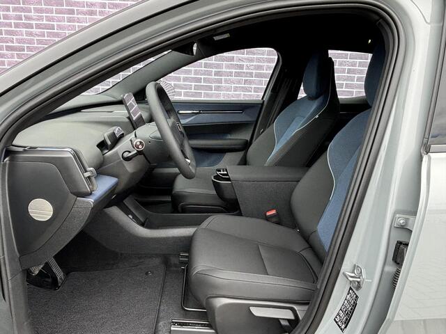 Volvo EX30 Extended Range 69 kWh Plus Cross Edition | Trekhaak | 19" OFF ROAD velgen | Stoel/stuurverwarming | Parkeercamera | Cross Country look