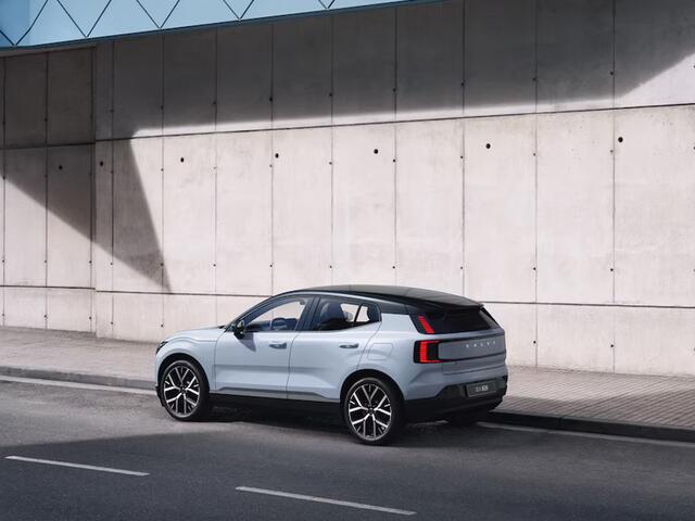 Volvo EX30 Single Motor Extended Range Europa 69 kWh | Parkeercamera | Harman Kardon | Stoel- en Stuurverwarming | Elektrische Stoelen | 20" Velgen