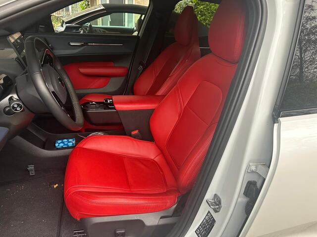 Volvo EX30 Single Motor Extended Range Ultra 69 kWh | Trekhaak | Adaptieve cruise control | Leer | Panorama dak | Harman & Kardon | Stoel/stuur verwarming |