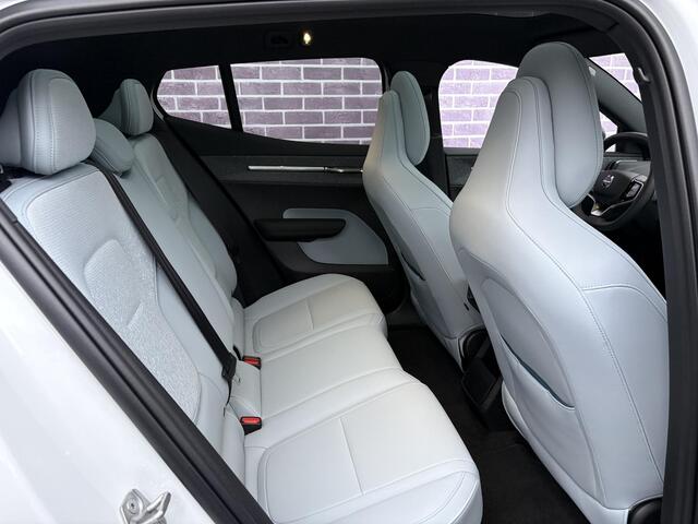 Volvo EX30 Twin Motor Performance Ultra 69 kWh | Panorama dak | Stoelen elektrisch verstelbaar | 360º Camera | Harman/Kardon | Blis | Adaptieve Cruise controle | verwarmde voorstoelen en stuurwiel |