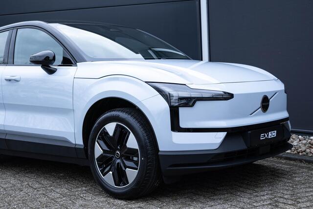 Volvo EX30 Single Motor Plus Europa 51 kWh Afneembare trekhaak | Stuur & Stoelverwarming | Elektrisch verstelbare stoelen | Dak in hoogglans zwart | Apple Car Play