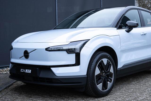 Volvo EX30 Single Motor Plus Europa 51 kWh Afneembare trekhaak | Stuur & Stoelverwarming | Elektrisch verstelbare stoelen | Dak in hoogglans zwart | Apple Car Play