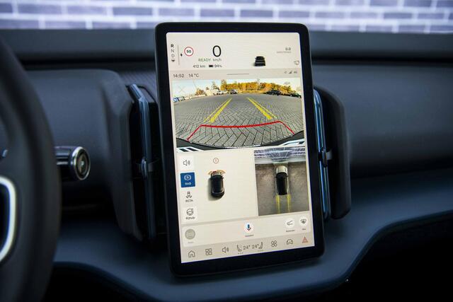 Volvo EX30 Cross Country Twin Motor Performance Ultra 69 kWh | Trekhaak | 4x4 | Adaptieve Cruise | Stoel-/Stuurverwarming | Keyless | 360 Camera | Panoramadak | Elektr. Stoelen | Harman Kardon Audio | Elek. Achterklep | Getint Glas |