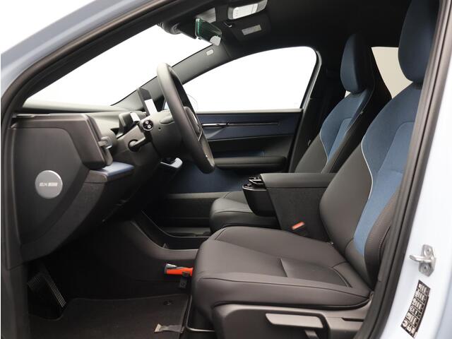Volvo EX30 Single Motor Core 51 kWh / Stoel- +Stuurwielverwarming / Achteruitrijcamera / Blis / Cruise Control Adaptief / Apple CarPlay & Android Auto