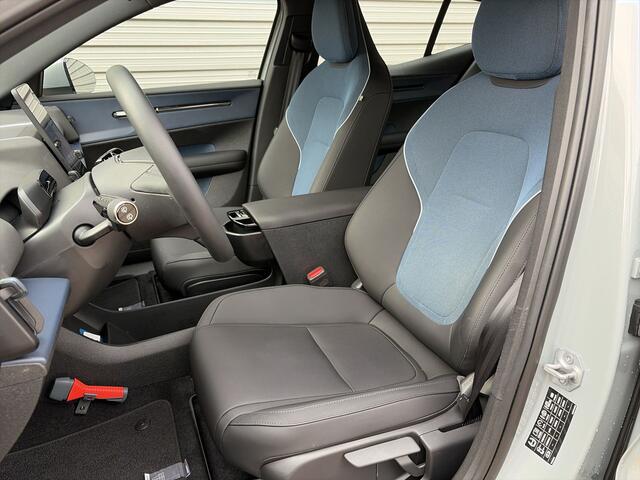 Volvo EX30 Single Motor Extended Range Core 69 kWh / Stuur & Stoelverwarming / Trekhaak /