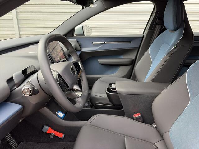 Volvo EX30 Single Motor Extended Range Core 69 kWh / Stuur & Stoelverwarming / Trekhaak /