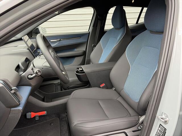 Volvo EX30 Single Motor Extended Range Plus 69 kWh / Trekhaak / Stuur & Stoelverwarming / All seasonbanden /