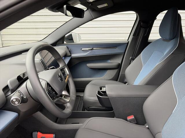 Volvo EX30 Single Motor Extended Range Plus 69 kWh / Trekhaak / Stuur & Stoelverwarming / All seasonbanden /