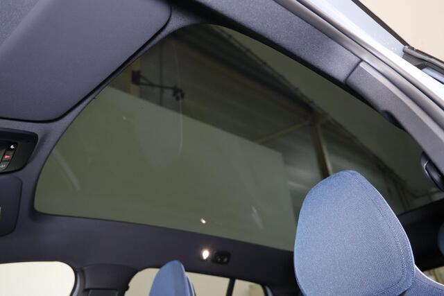 Volvo EX30 Cross Country Twin Motor Performance Ultra 69 kWh Adaptieve cruise control - Panoramadak - Elektrisch verstelbare stoelen - 360º Camera - Verwarmbare voorstoelen & stuuwiel - Harman Kardon Audio - Keyless - Elektrisch bedienbare achterklep - Getinte ramen