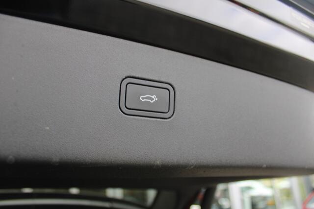 Volvo EX30 Single Motor Extended Range Ultra 69 kWh | 360 Camera | Panoramadak | Adapt. Cruise | Verw. Stoel + Stuurwiel | El. Stoelen | 20" LMV | Extra getint glas |