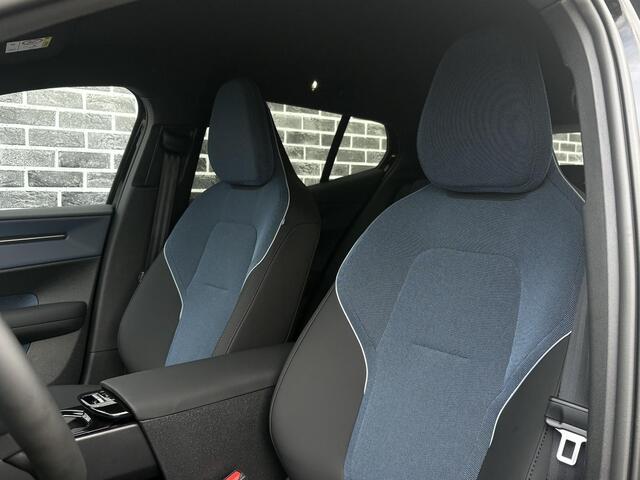 Volvo EX30 P5 Long Range Plus Black Edition Europa 69 kWh | Google | Long Range | Adaptieve Cruise Control | Harman Kardon Audio | Stoel-/Stuurverwarming | Keyless | Elek. Stoelen | Getint Glas | Elek. Achterklep | 20" LM