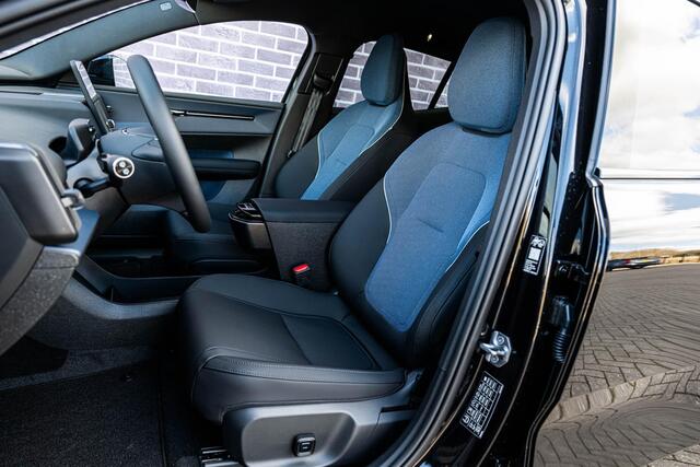 Volvo EX30 P5 Long Range Plus Black Edition Europa 69 kWh | Adaptive Cruise Control | Stoel + Stuurverwarming | elektr. stoelen | camera | Getint Glas | Harman Kardon Audio | BLIS Dodehoek Detectie |