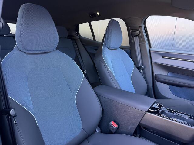 Volvo EX30 Single Motor Ext Range Plus Black Ed Europa 69 kWh Elek. stoelen / 20 inch / Camera / Elek. achterklep / Stoel, stuur verwarming /