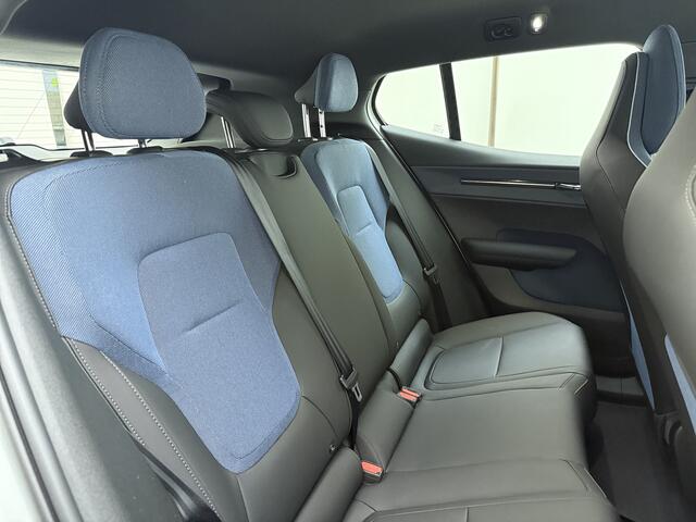 Volvo EX30 Extended Range Plus / Stoel + Stuurw. Verwarming / Harman&Kardon Audio / El. Achterklep / PDC + Camera / Zwart dak / 19" / Google / ACC / BLIS /