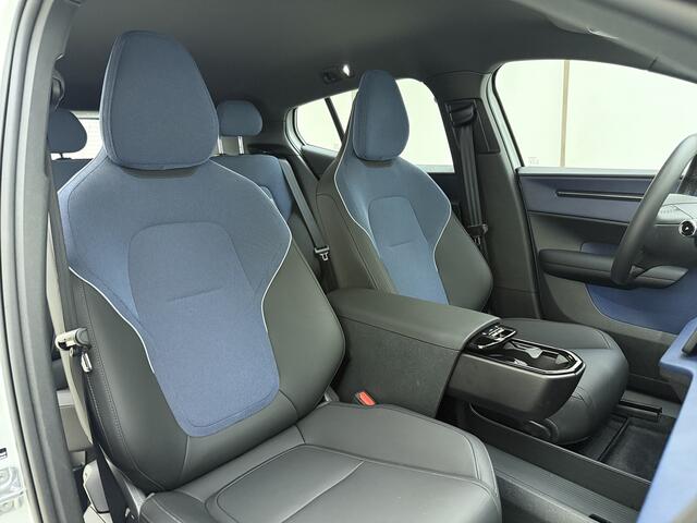 Volvo EX30 Extended Range Plus / Stoel + Stuurw. Verwarming / Harman&Kardon Audio / El. Achterklep / PDC + Camera / Zwart dak / 19" / Google / ACC / BLIS /