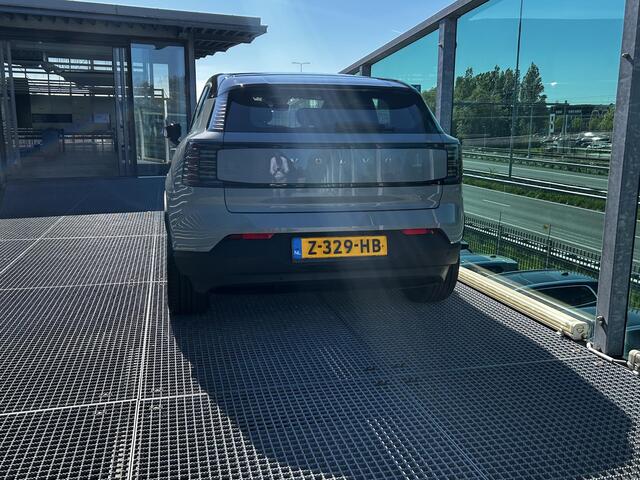 Volvo EX30 Single Motor Extended Range Plus 69 kWh Harman Kardon Premium Audio, Parkeerverwarming, Verwarmde stoelen + stuurwiel, Zwart dak, Parkeer camera, 1e eigenaar