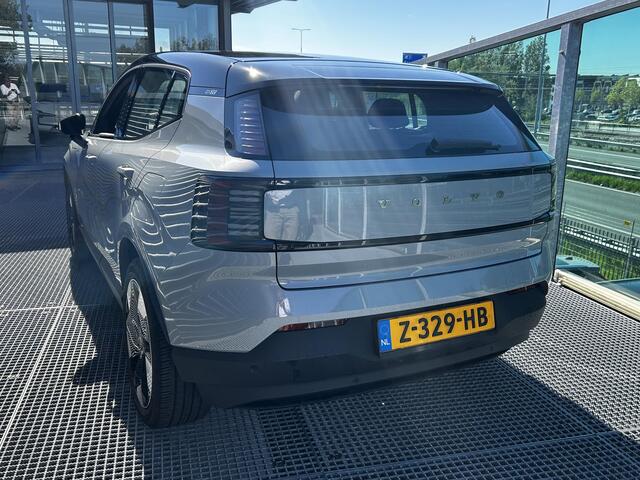 Volvo EX30 Single Motor Extended Range Plus 69 kWh Harman Kardon Premium Audio, Parkeerverwarming, Verwarmde stoelen + stuurwiel, Zwart dak, Parkeer camera, 1e eigenaar