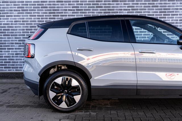 Volvo EX30 Cross Country Twin Motor Performance Ultra 69 kWh AWD | Google | Adaptieve Cruise Control | Harman Kardon Audio | 360 Camera | Panoramadak | Elektrische stoelen | Keyless | Extra Getint Glas achter | Dodehoekdetectie | Elek. Achterklep | 19" LM