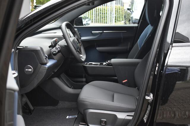 Volvo EX30 P3 Plus Europa 51 kWh | Harman Kardon Soundbar | Elektrische verstelbare voorstoelen | Stoel en Stuurwielverwarming | Google Navigatie | Parkeersensoren voor en achter | Parkeercamera | Keyless |