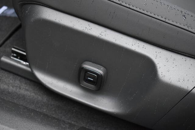 Volvo EX30 P3 Plus Europa 51 kWh | Harman Kardon Soundbar | Elektrische verstelbare voorstoelen | Stoel en Stuurwielverwarming | Google Navigatie | Parkeersensoren voor en achter | Parkeercamera | Keyless |