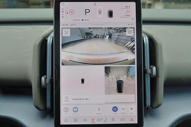 Volvo EX30 Extended Range Ultra 69 kWh - Panoramadak - Adaptive Cruise Control - Harman/Kardon audio - Verwarmde voorstoelen & stuur - Parkeersensoren voor & achter - Extra getint glas - 20' LMV