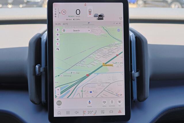 Volvo EX30 Extended Range Plus 69 kWh - Adaptive Cruise Control - Parkeercamera achter - Verwarmde voorstoelen & stuur - Parkeersensoren voor & achter - Navigatie - Extra getint glas - 19' LMV