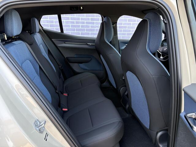 Volvo EX30 P3 Plus Europa 51 kWh | Adaptive Cruise | BLIS | Parkeercamera | Harman/Kardon | Elektrisch verstelbare stoelen | Stuur en Stoelverwarming | DAB |