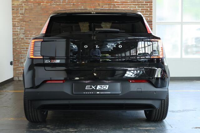 Volvo EX30 P5 Long Range Plus Europa 69 kWh | Elektrisch Vertelbare Stoelen | Extra Getint Glas Achter | Verwarmde Voorstoelen En Stuurwiel |