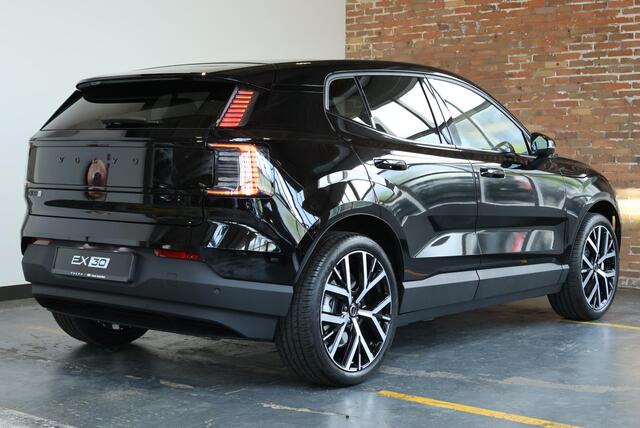 Volvo EX30 P5 Long Range Plus Black Edition Europa 69 kWh | 20" 5-Y-Spaaks Lichtmetalen Wielen | Elektrisch Verstelbare Voorstoelen | Harman Kardon Premium Audio |