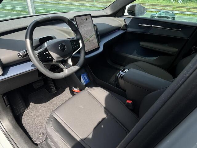 Volvo EX30 Single Motor Extended Range Ultra 69 kWh / Trekhaak / Pano. dak / 360 camera / Elek. verstelbare stoelen / Harman Kardon / 20 inch velgen / BLIS / Elek. bedienbare achterklep /