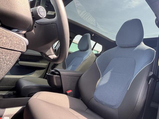 Volvo EX30 Single Motor Extended Range Ultra 69 kWh / Trekhaak / Pano. dak / 360 camera / Elek. verstelbare stoelen / Harman Kardon / 20 inch velgen / BLIS / Elek. bedienbare achterklep /
