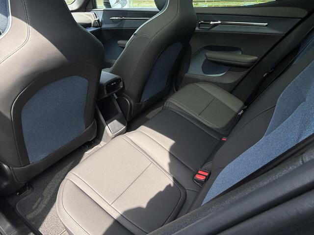 Volvo EX30 Single Motor Extended Range Ultra 69 kWh / Trekhaak / Pano. dak / 360 camera / Elek. verstelbare stoelen / Harman Kardon / 20 inch velgen / BLIS / Elek. bedienbare achterklep /