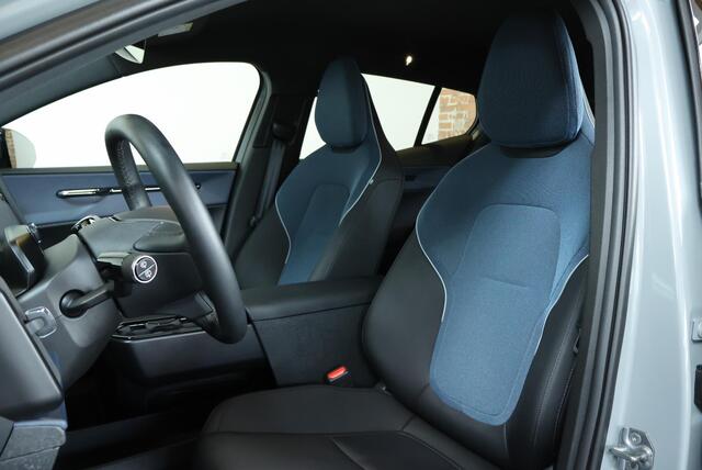 Volvo EX30 Single Motor Extended Range Plus 69 kWh | 98% SOH | Harman Kardon Premium Audio | Keyless Entry | 19" Lichtmetalen Velgen| Zwart Dak | Google Infotainment | Achteruitrijcamera | Parkeersensoren voor + achter |