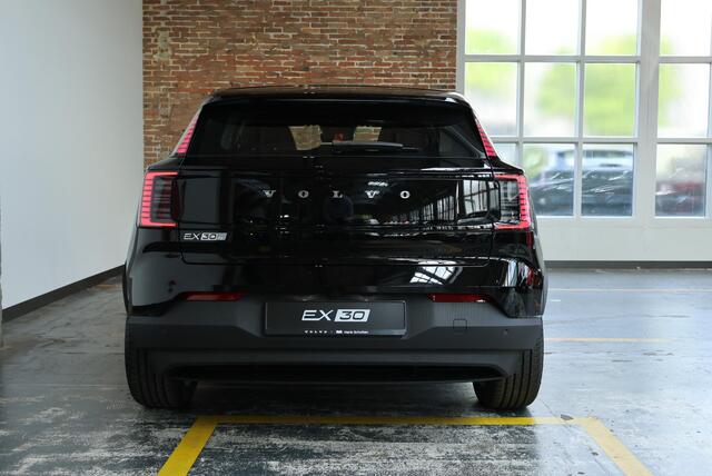 Volvo EX30 P3 Plus Europa 51 kWh | Elektrische bedienbare voorstoelen | Stoelverwarming | Stuurwielverwarming | Harman Kardon Premium Audio | Adaptive Cruise Control | BLIS | Parkeercamera | Google Infotainment | Parkeersensoren voor en achter