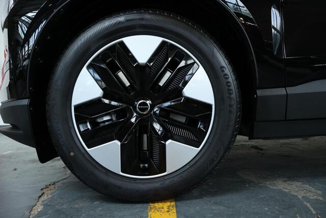 Volvo EX30 P3 Plus Europa 51 kWh | Elektrische bedienbare voorstoelen | Stoelverwarming | Stuurwielverwarming | Harman Kardon Premium Audio | Adaptive Cruise Control | BLIS | Parkeercamera | Google Infotainment | Parkeersensoren voor en achter