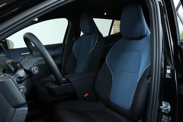 Volvo EX30 P3 Plus Europa 51 kWh | Elektrische bedienbare voorstoelen | Stoelverwarming | Stuurwielverwarming | Harman Kardon Premium Audio | Adaptive Cruise Control | BLIS | Parkeercamera | Google Infotainment | Parkeersensoren voor en achter