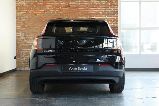 Volvo EX30 Single Motor Extended Range Plus 69 kWh | Elektrisch verstelbare en verwarmbare voorstoelen | Adaptieve cruise control | Keyless | Warmtepomp | Verwarmbaar stuurwiel | Google Infotainment | Parkeercamera | Parkeersensoren voor + achter
